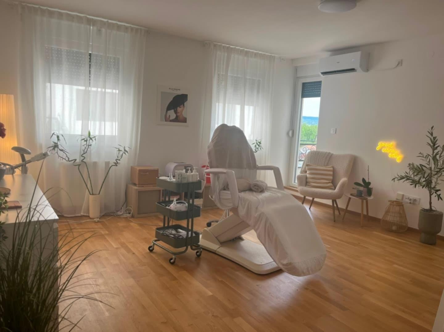 Enterijer Studija Mint: tretmanska stolica uz prozore sa prirodnim svetlom